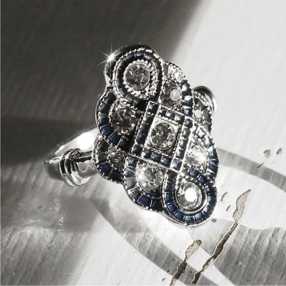 Elegant Silver and Blue Gemstone Ring - Picture 2 of 2